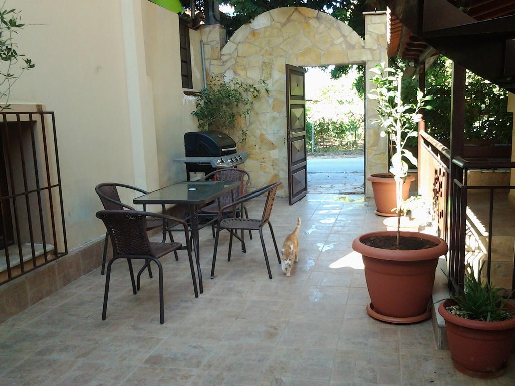 Alikes Apartments Close To International Airport And Rafina Port Loútsa Exterior foto