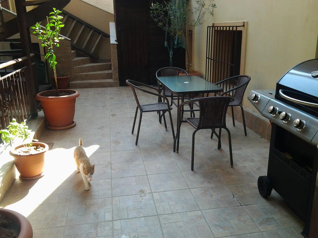 Alikes Apartments Close To International Airport And Rafina Port Loútsa Exterior foto