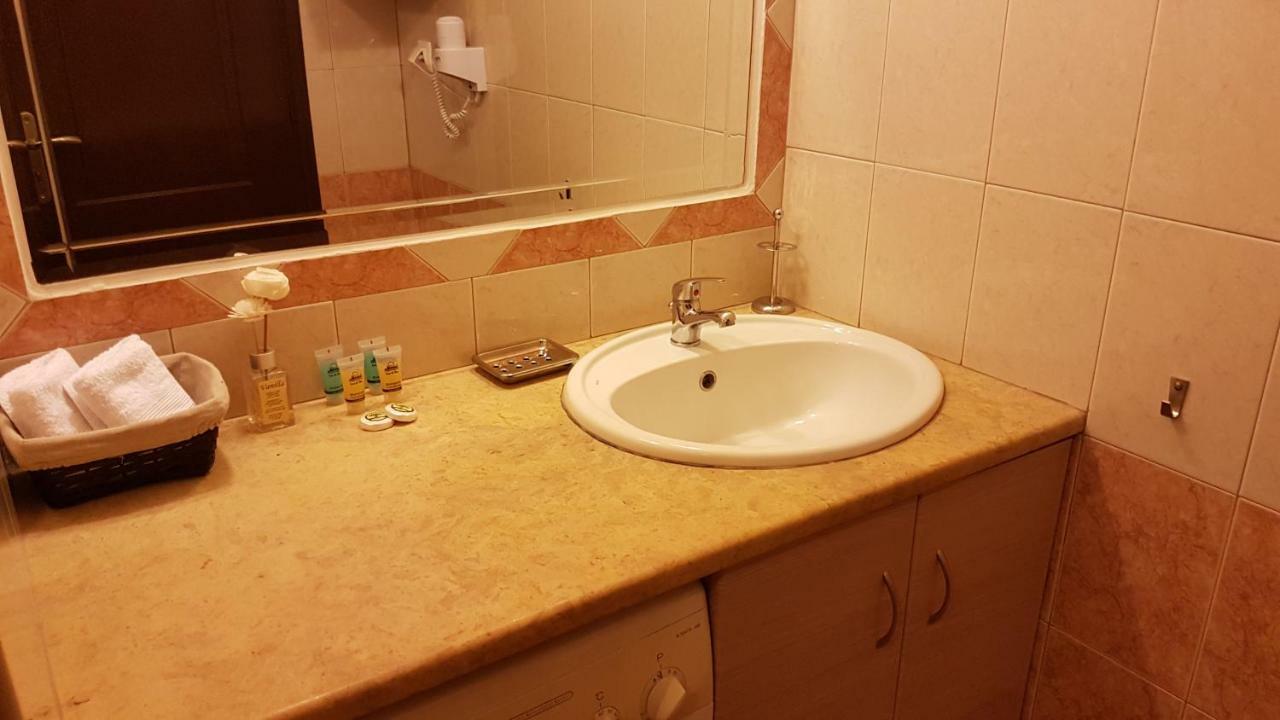 Alikes Apartments Close To International Airport And Rafina Port Loútsa Exterior foto